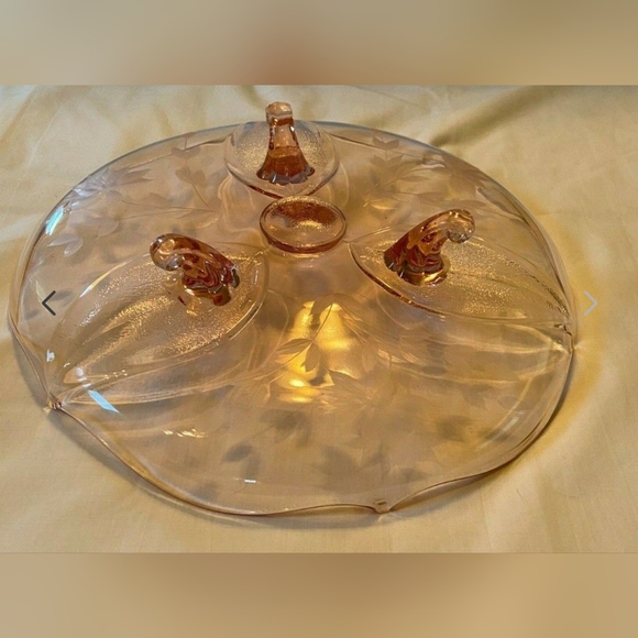 Vintage Pink Depression 3 Footed Pedestal etched Glass  - Candy dish - Picture 8 of 14